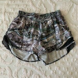 Women’s 4 LULULEMON Hotty Hot Short II 4” Long Springscape Multi Obsidian